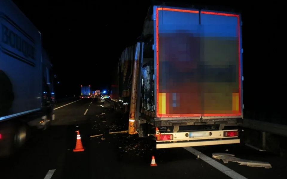 Řidič náklaďáku se nevěnoval řízení a narazil do odstaveného kamionu, škoda je přes půl milionu