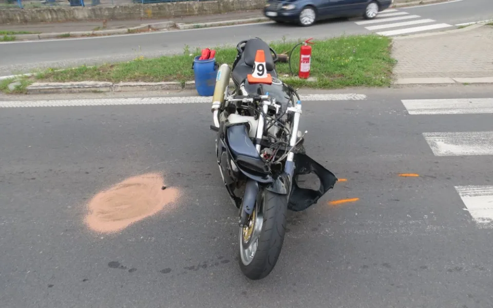 Řidič osobního auta nedal přednost motorkáři, ten skončil v nemocnici