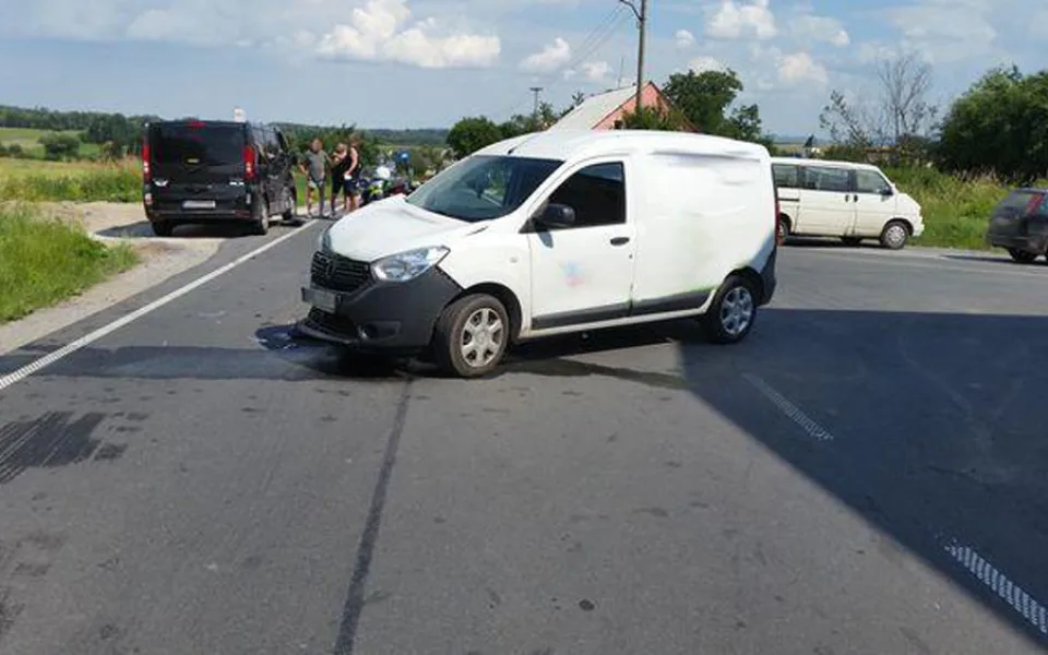Osmnáctiletý řidič vjel do křižovatky, když po hlavní silnici jelo auto, vznikla škoda za 200 tisíc