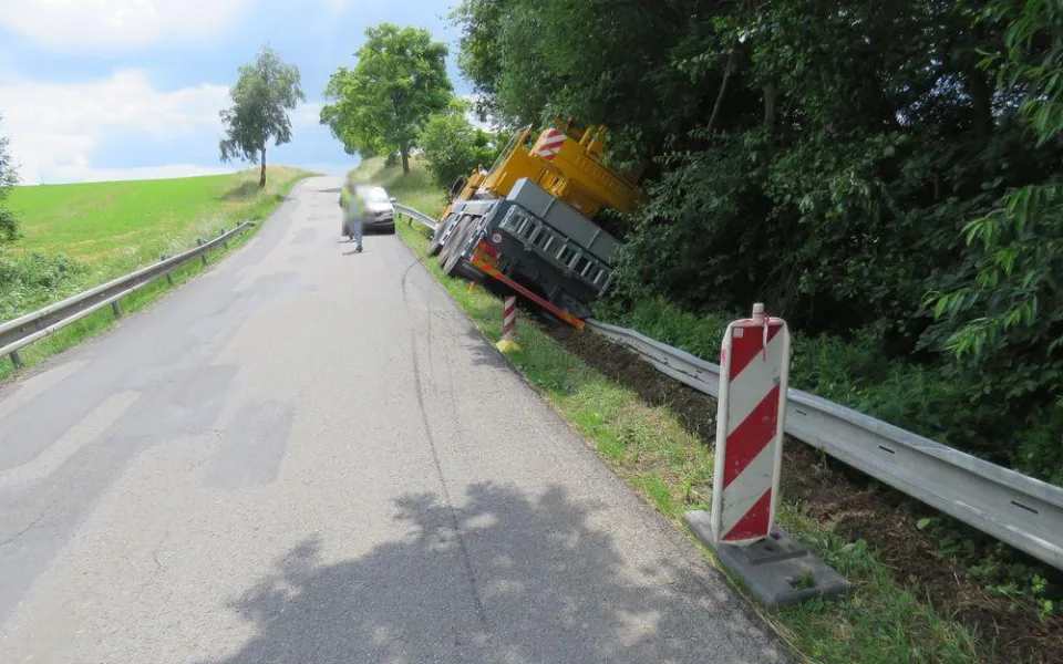Pod autojeřábem se při vyhýbání jinému autu utrhla krajnice, škoda je milion korun