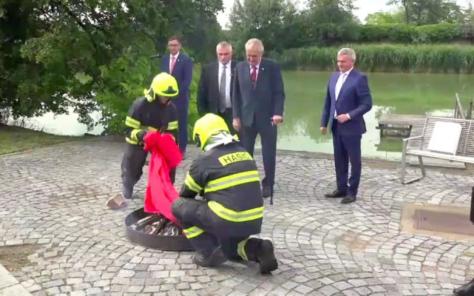 KOMENTÁŘ: O kouřové cloně z trenek a Kohoutovi na čínském smetišti