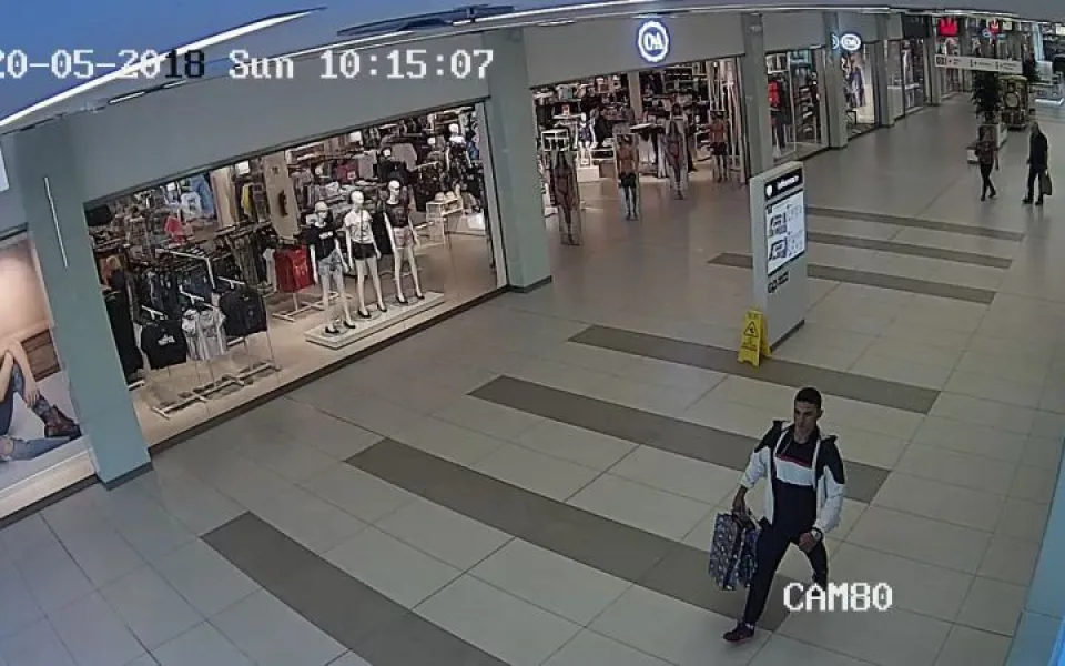 FOTO: Zloděj odstranil na více jak dvaceti kusech oblečení čipy a ukradl je. Policie po něm nyní pátrá