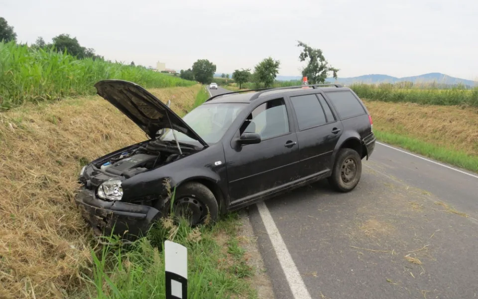 Zkouřený řidič chtěl ujet policejní kontrole, se svým autem ale skončil po smyku mimo silnici
