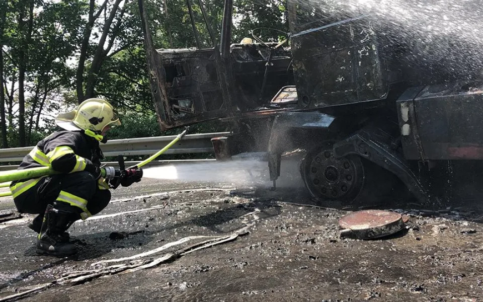 Motorka se čelně střetla s náklaďákem. Náklaďák začal hořet, motorkář zemřel