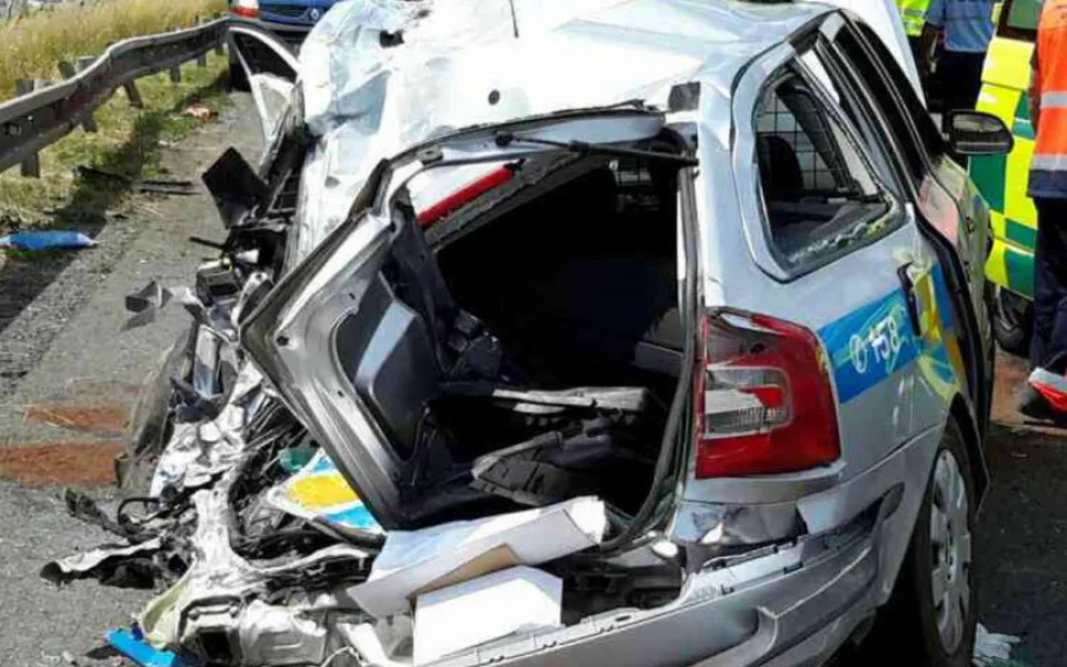 Do policejního auta na dálnici u Nákla narazil kamion, tři policisté se zranili