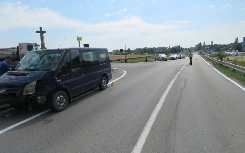 Řidič dodávky nedal přednost autu na hlavní, vznikla škoda za padesát tisíc