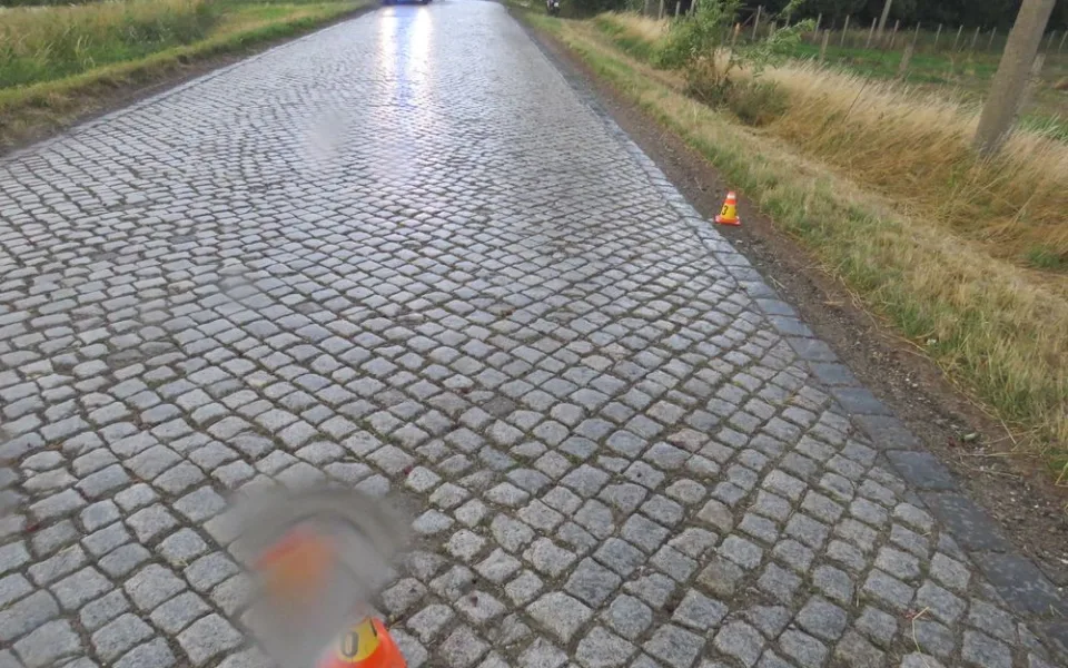 Řidič osobního auta lehce narazil do motorkáře a od nehody ujel