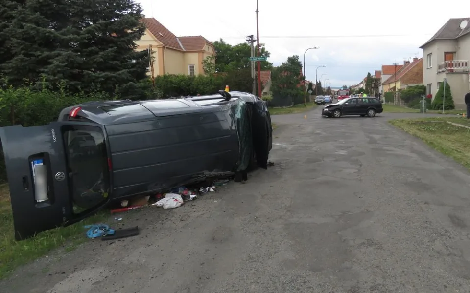 Dvě osobní auta se střetla v křižovatce, jedno z nich zůstalo po kolizi převrácené na boku