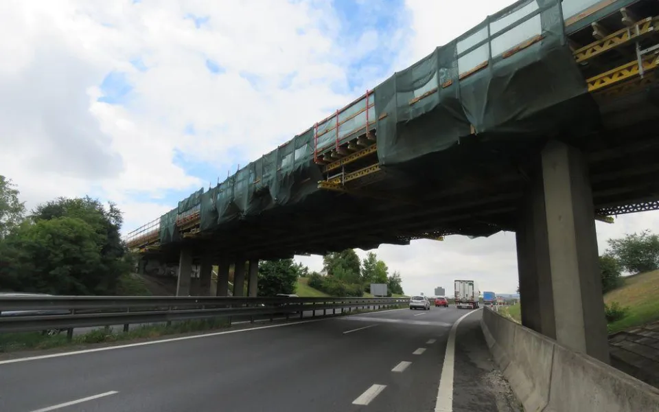 Předmět, který spadl z opravovaného mostu, poničil projíždějící auto