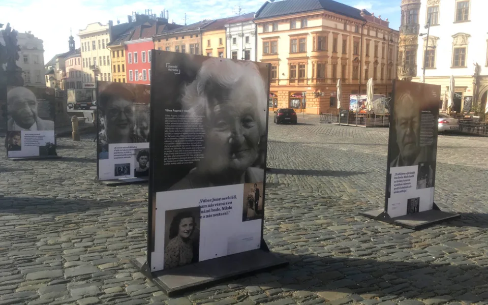 Výstava na Dolním náměstí připomíná důsledky nástupu komunistů k moci