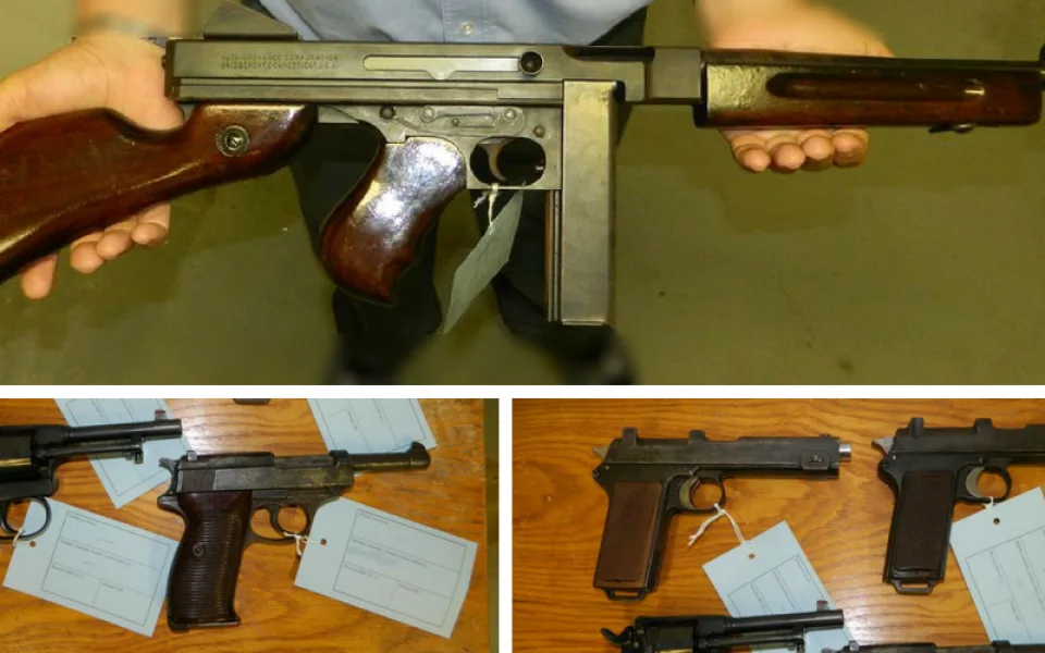 V trezoru zemřelého muže nalezli policisté historické revolvery i samopal Thompson, všechny držel nelegálně
