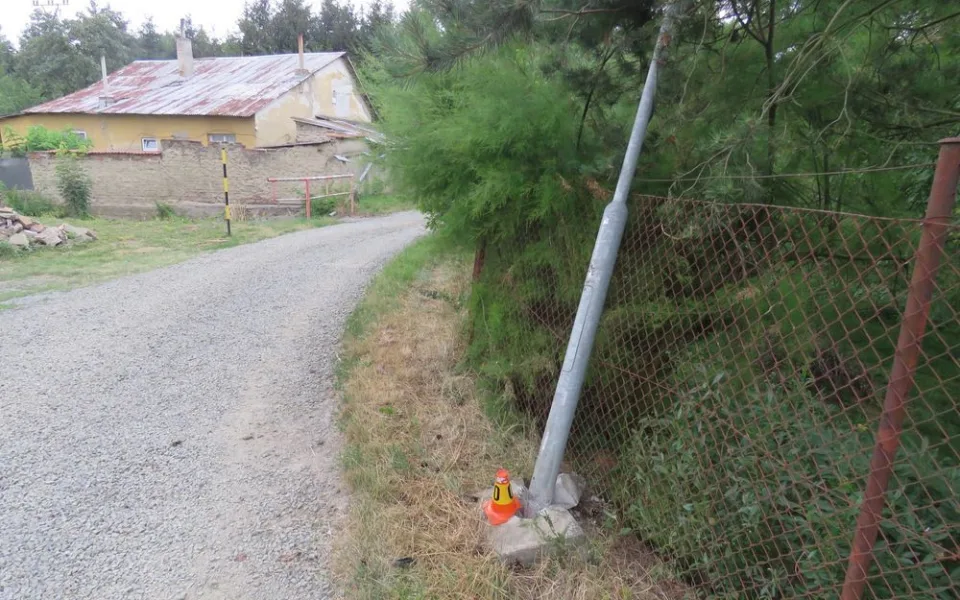 Řidič neodhadl rozměr nákladního auta, poškodil veřejné osvětlení, plot a zábradlí