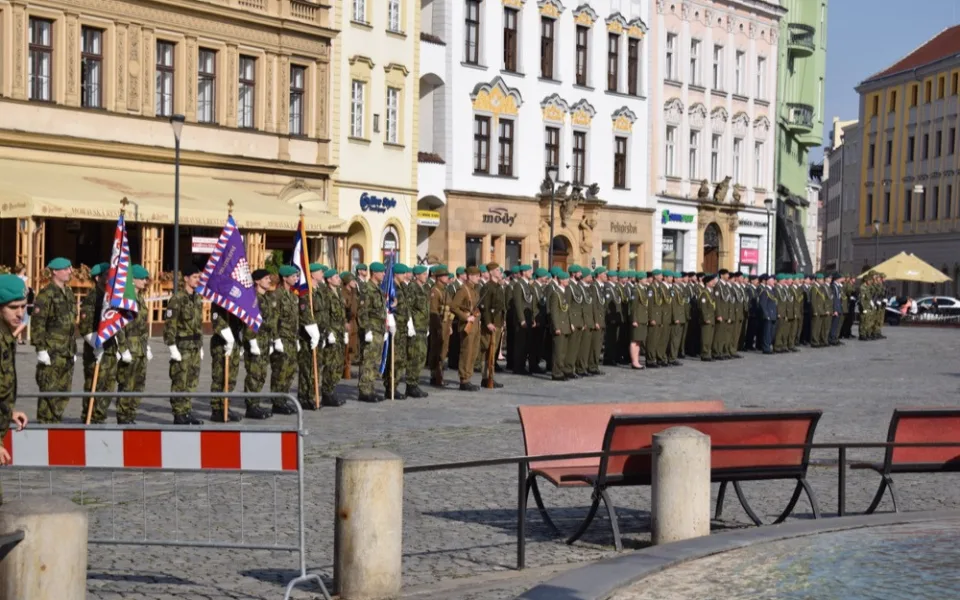 FOTO: Na Horním náměstí se to hemžilo vojáky, probíhal Den ozbrojených sil