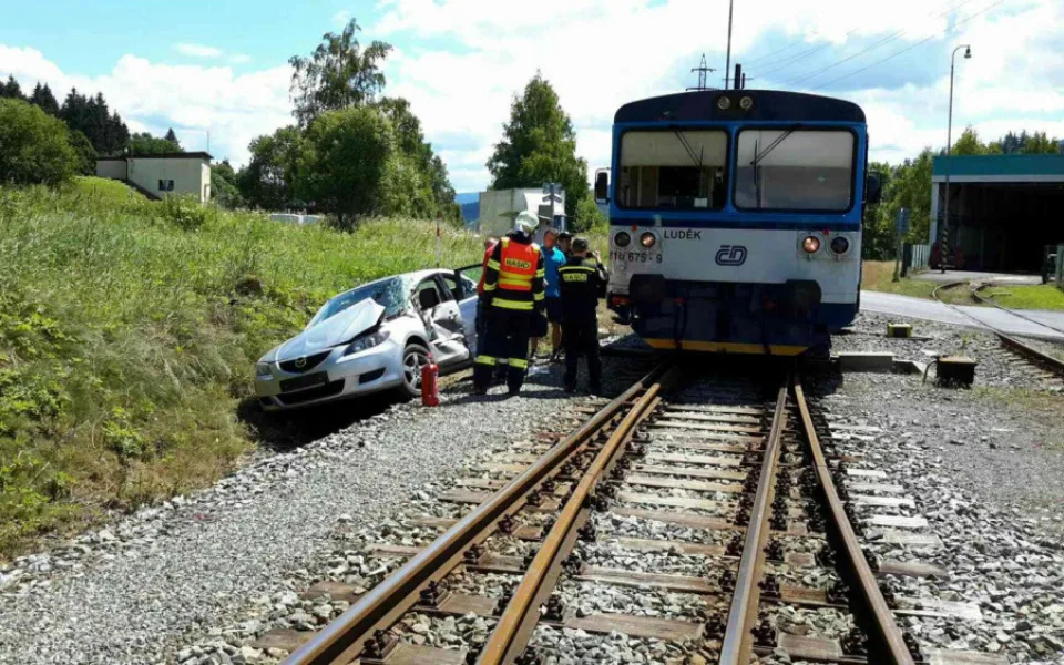 Vlak se dnes odpoledne srazil s autem, jedna osoba byla zraněna