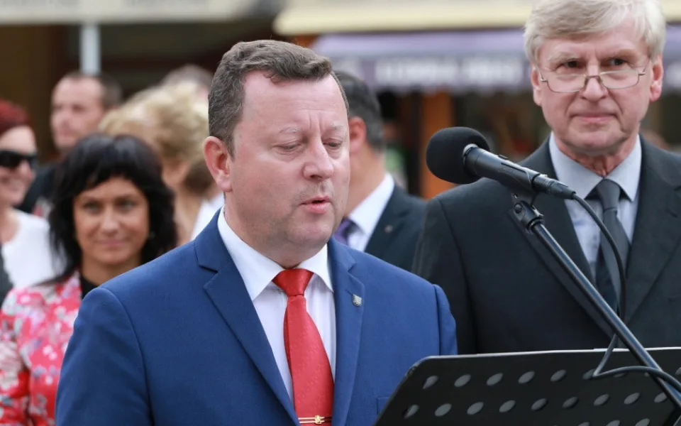 Antonín Staněk se až do komunálních voleb primátorského křesla nevzdá. Plat dá prý na charitu