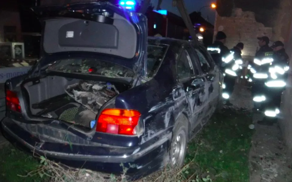 Auto narazilo do zdi rodinného domu, pět lidí ve vozidle se zranilo