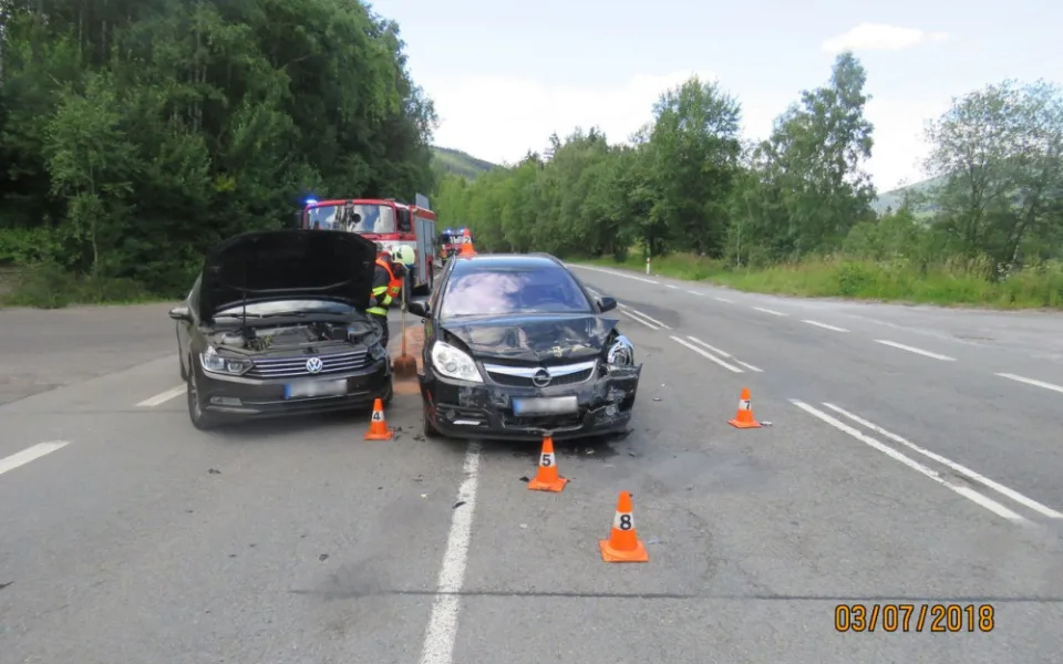 Řidička nedala přednost autu na hlavní silnici, výsledkem je škoda za 160 tisíc a jedna zraněná osoba