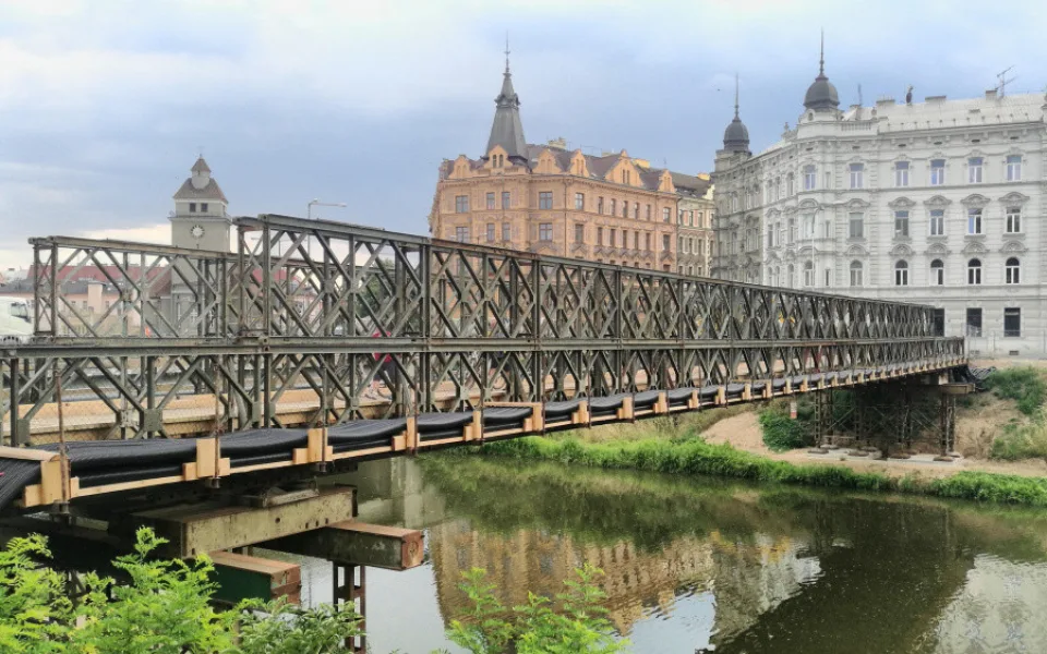 FOTO: Kompletně uzavřený most v Komenského ulici nahradila provizorní lávka