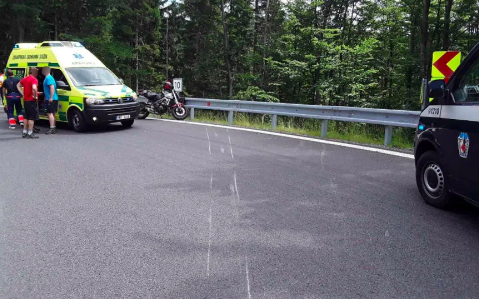 V sobotu bourali v serpentinách u Červenohorského sedla hned dva motorkáři. Pro jednoho letěl vrtulník