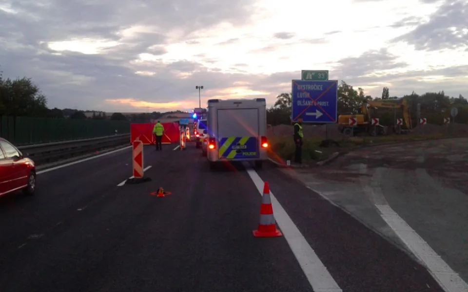 Muže, který nad ránem přecházel u Olomouce dálnici, smetlo auto. Byl na místě mrtvý
