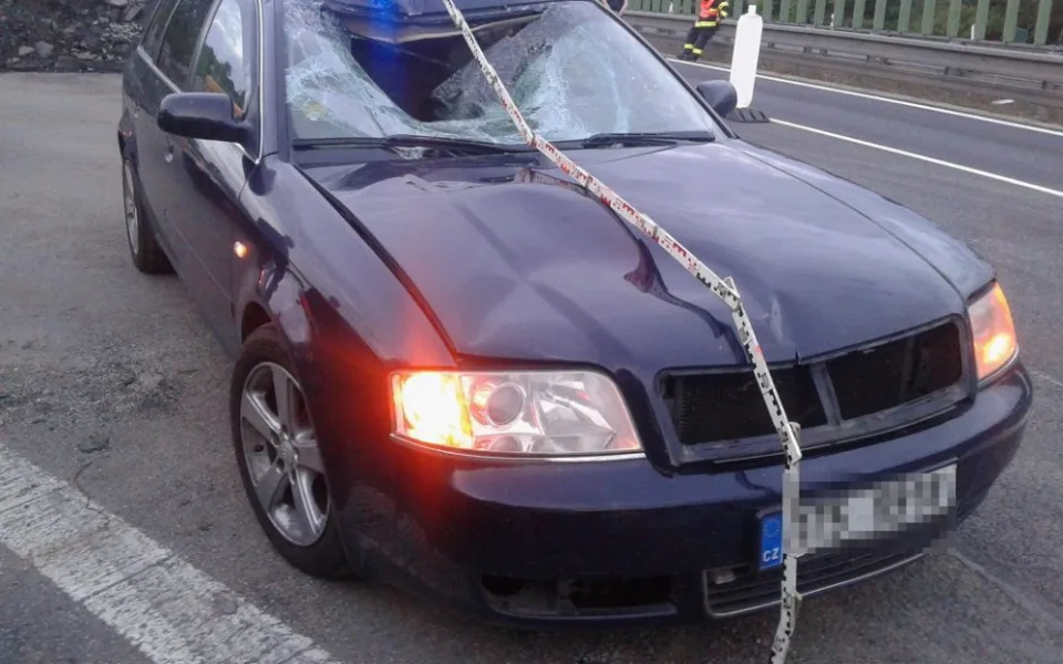 Osobní auto, které srazilo řidiče na D46