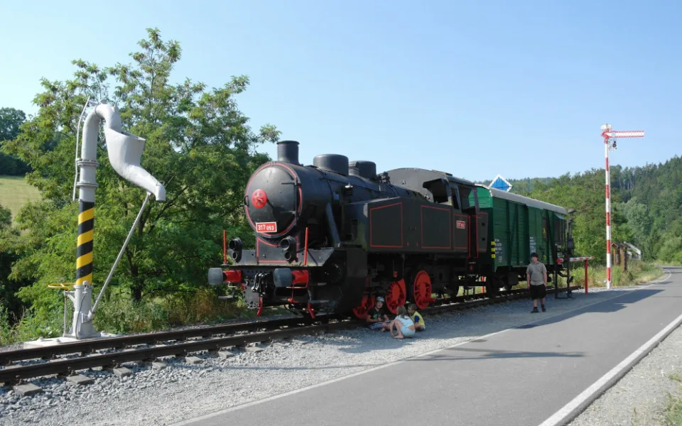 Nadšenci ze Zábřehu opravili vysloužilý služební vagón, bude zdobit železniční skanzen v Lupěném