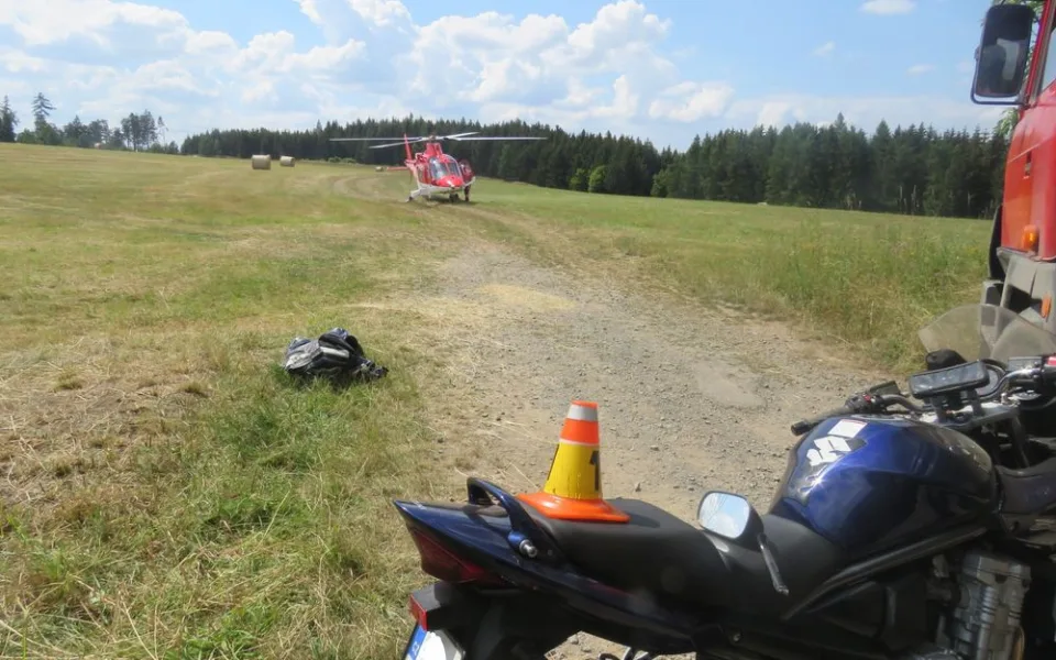 Motorkář jel do zatáčky příliš rychle a narazil do zadního kola náklaďáku. Letěl pro něj vrtulník