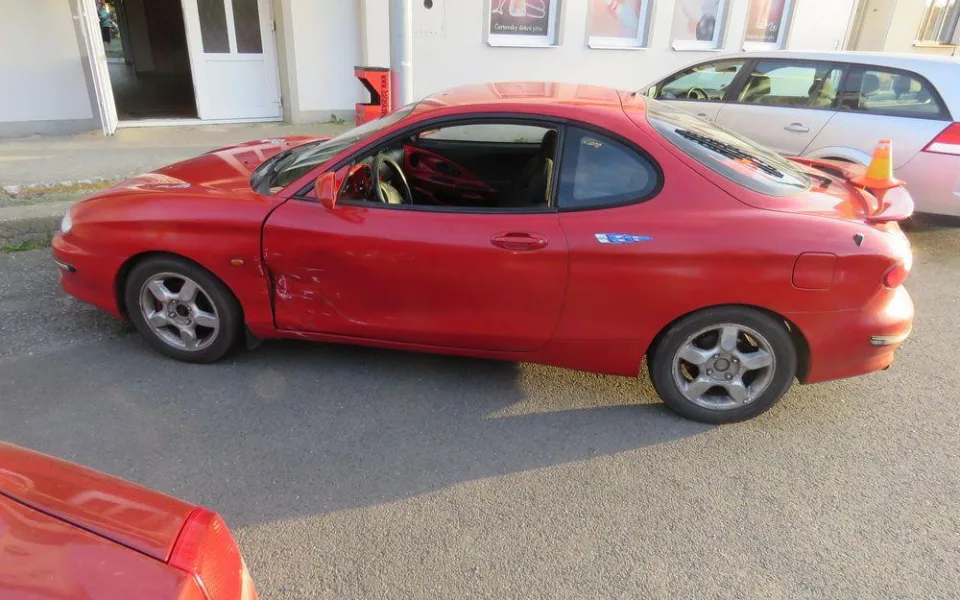 Policisté pátrají po řidiči osobního auta, který ujel od nehody, při které byl zraněn další řidič