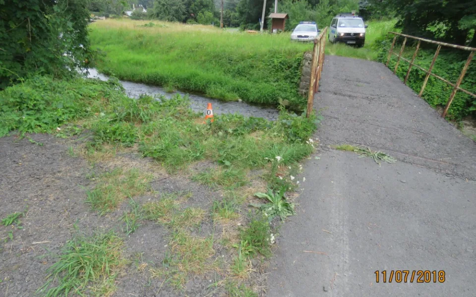 Silně podnapilý cyklista se netrefil na mostek, po pádu z dvoumetrové výšky skončil v potoku