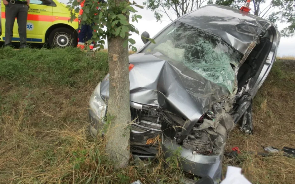 Řidič přejel se svým autem do protisměru a narazil s ním do stromu. Zraněný zůstal ve vozidle zaklíněn