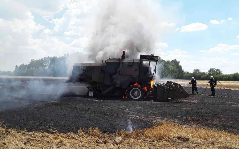 FOTO: Hasiči likvidovali požár kombajnu na poli, stroj kompletně shořel