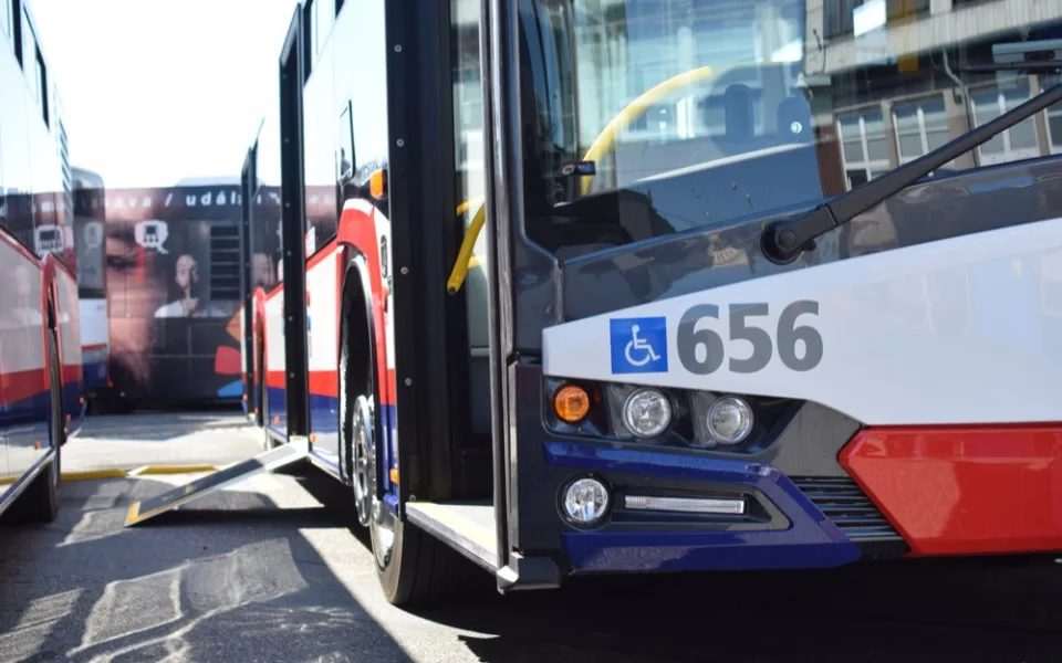 FOTO: Dopravní podnik má osm nových autobusů Solaris Urbino 12. Letos přibudou ještě nové tramvaje