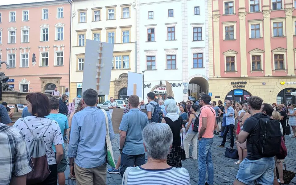 VIDEO: V Olomouci se protestovalo proti stavbě Šantovka Tower, přišly desítky lidí