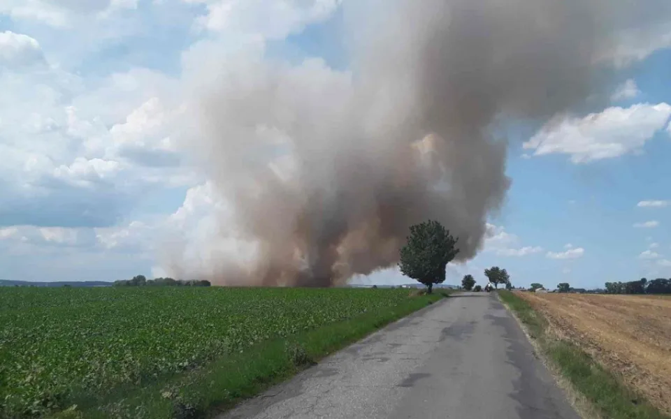 U požáru strniště u Luběnic zasahovalo pět jednotek hasičů