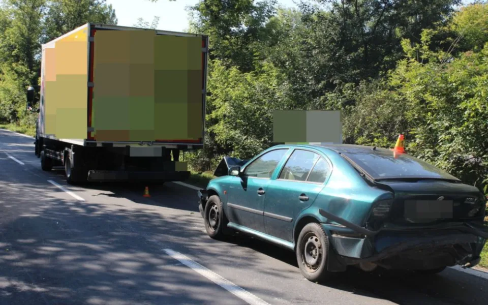 Do nákladního auta narazil zezadu opilý řidič osobního auta. Do něj pak narazilo další auto