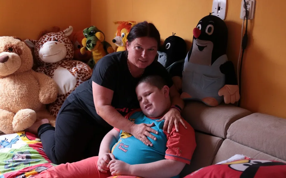 Matka sama pečuje o syna s autismem. Nyní jim hrozí, že přijdou o střechu nad hlavou