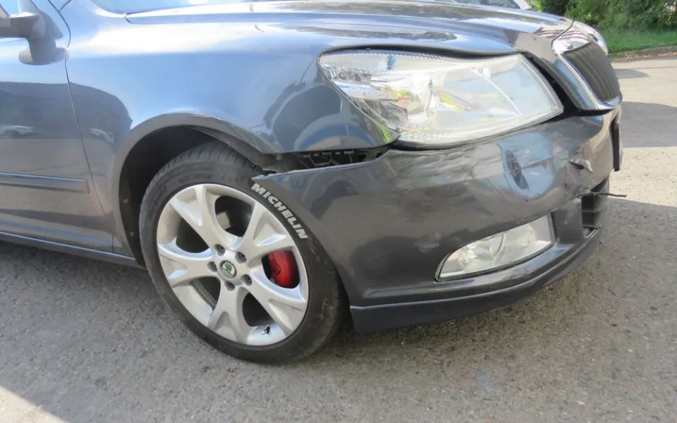 Dvacetiletý řidič nedal přednost v křižovatce, vznikla škoda za 110 tisíc
