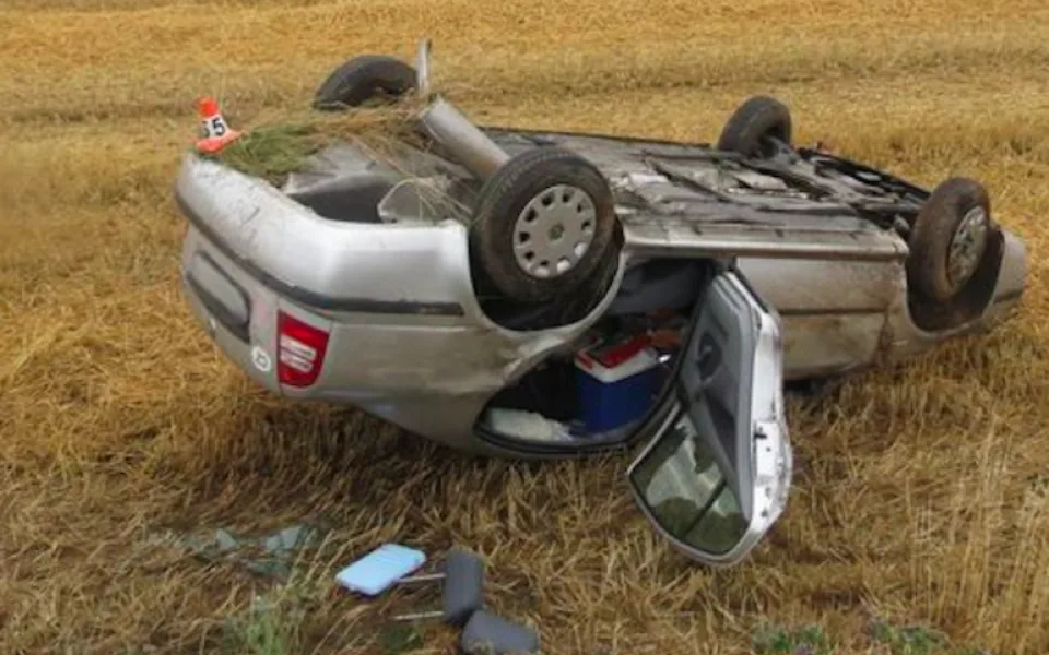 Třiaosmdesátiletý řidič nezvládl řízení svého vozu, auto skončilo na střeše v poli