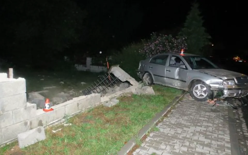 Osmnáctiletý mladík dostal se svým autem smyk, skončil v betonovém plotě