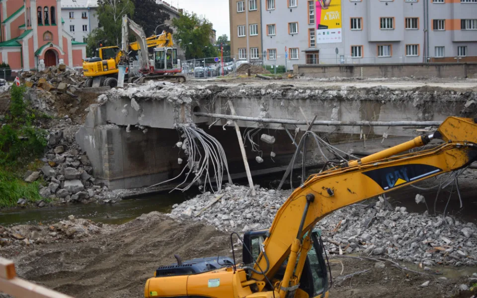 FOTO/VIDEO: Podívejte se, jak probíhá demolice mostu v Komenského ulici
