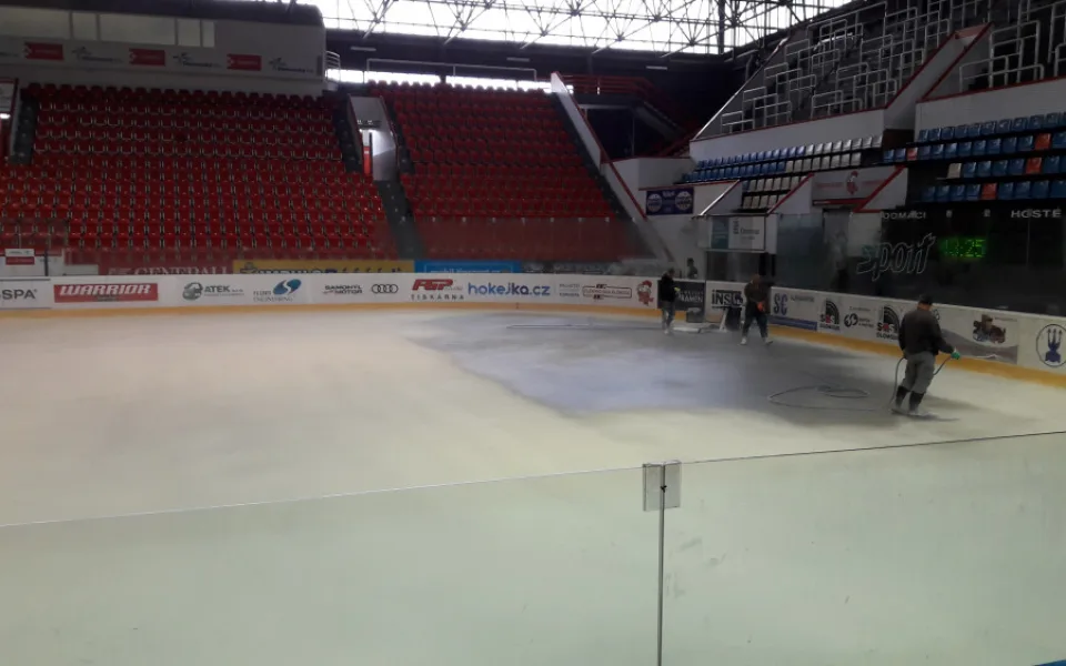 VIDEO: Na olomouckém zimním stadionu probíhá příprava ledové plochy