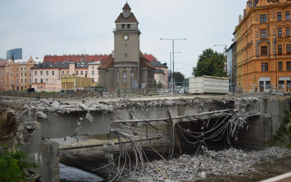 PŘEHLED: Podívejte se, kudy se bude vozit odpad z demolice mostu v Komenského ulici