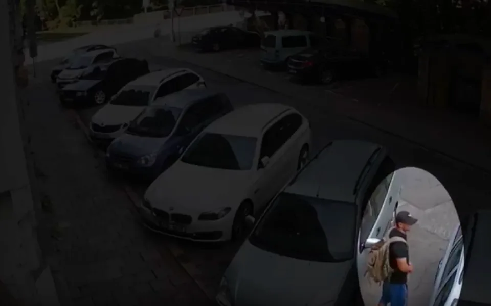 VIDEO: Policie hledá muže, který v Olomouci ukradl z auta batoh s cennostmi. Zachytila ho kamera