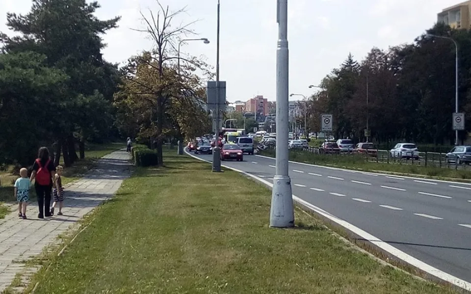 Na Velkomoravské havaroval skútrista, při pádu se zranil