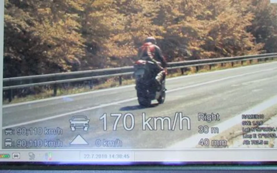 Policisté se na Červenohorském sedle zaměřili na motorkáře. Pokutovali jich třicet, jeden jel do zatáček i 170 km/h