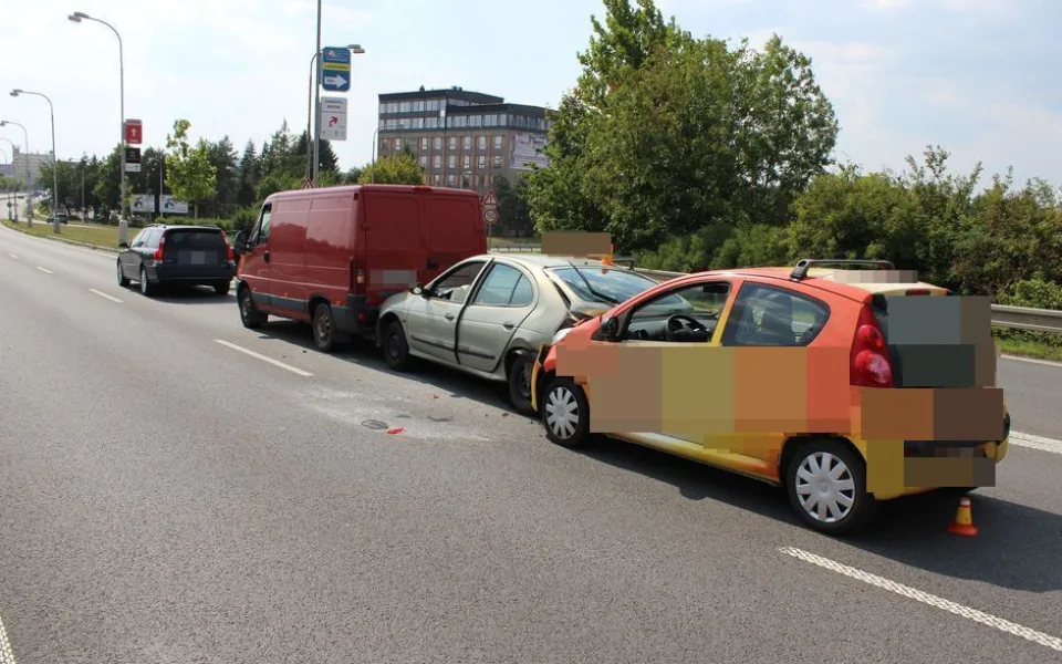 Na Velkomoravské se stala řetězová nehoda, srazila se tam celkem čtyři auta. Jedna žena se zranila