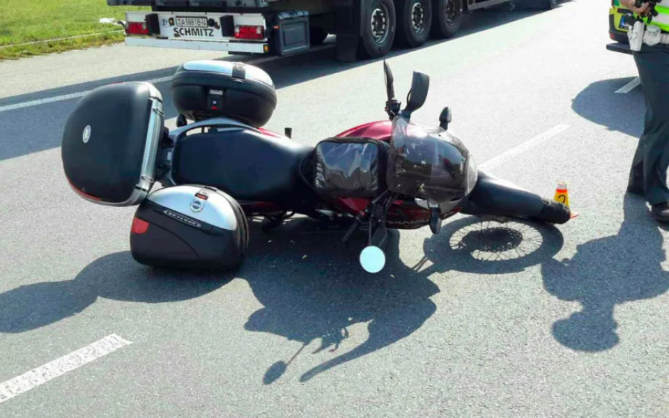 Na kruháči u Globusu se střetl motorkář s autem, došlo ke zranění