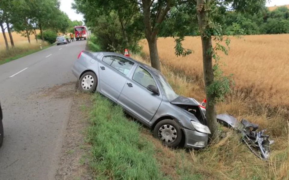 Dva řidiči začali současně předjíždět, jeden z nich skončil po vytlačení ze silnice ve stromě. Druhý ujel