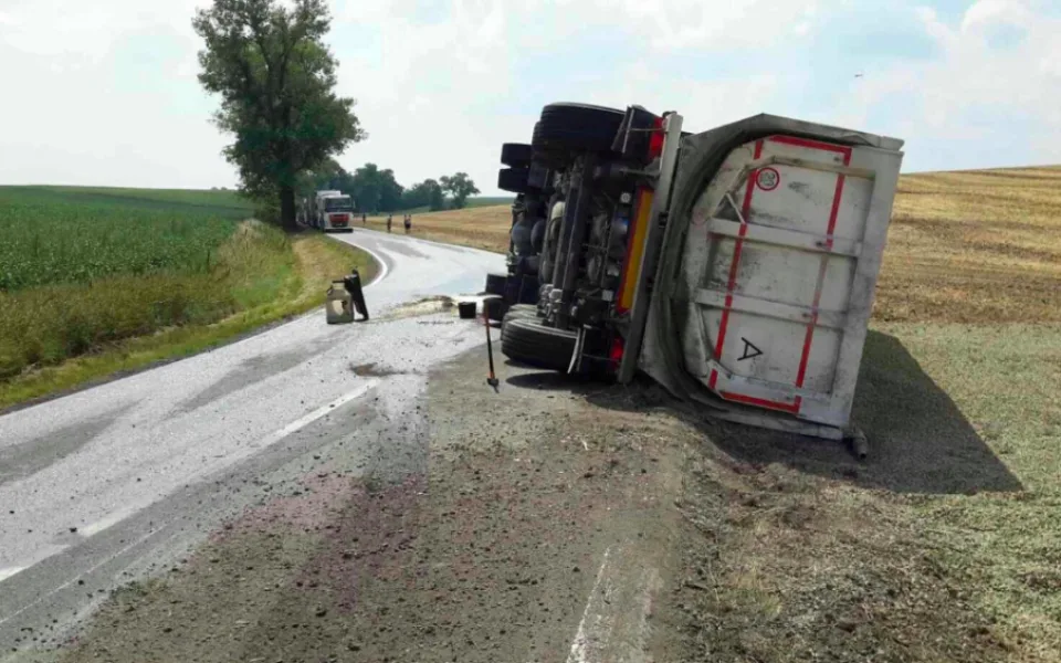 Mezi Křelovem a Topolany se převrátil další kamion, komunikace je uzavřena
