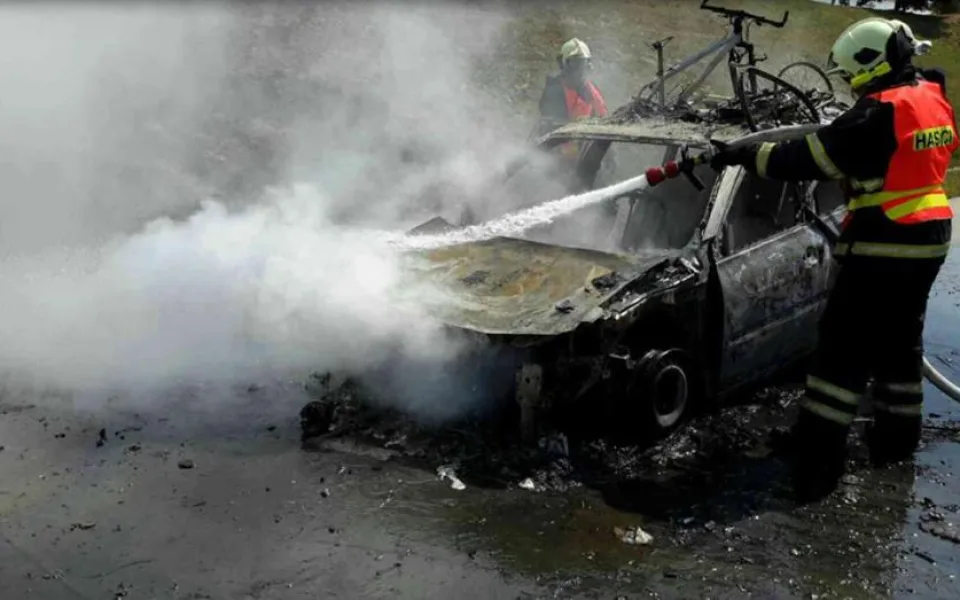 Na dálnici D35 hořelo osobní auto, oheň se rozšířil i na porost kolem silnice